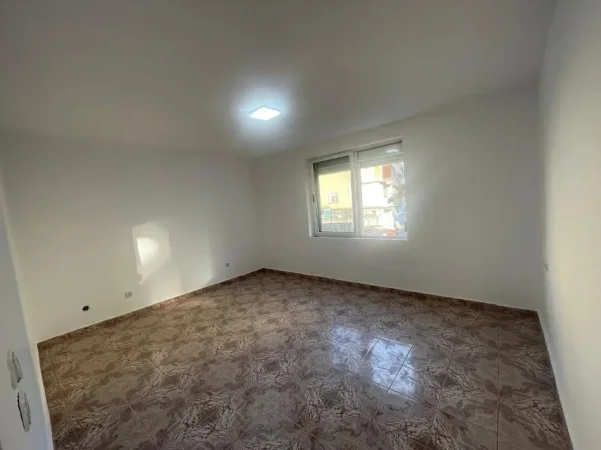 Tirane, jepet me qera apartament 2+1 Kati 3, 80 m² 500 € (Rruga Ferit Xhajko)