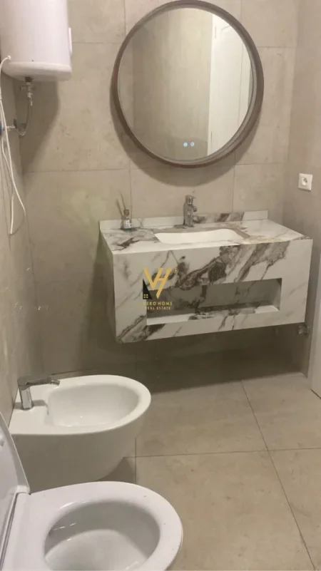 Shqiperi, jepet me qera ambjent biznesi Kati 4, 108 m² 2.000 € (LAKE VIEW)