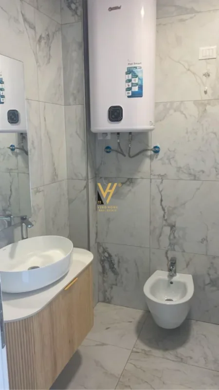 Shqiperi, jepet me qera ambjent biznesi Kati 4, 108 m² 2.000 € (LAKE VIEW)