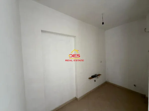 Vlore, shitet apartament 2+1+Ballkon Kati 3, 82 m² (Rruga Sazani)