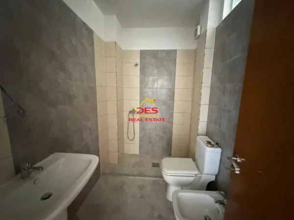 Vlore, shitet apartament 2+1+Ballkon Kati 3, 82 m² (Rruga Sazani)