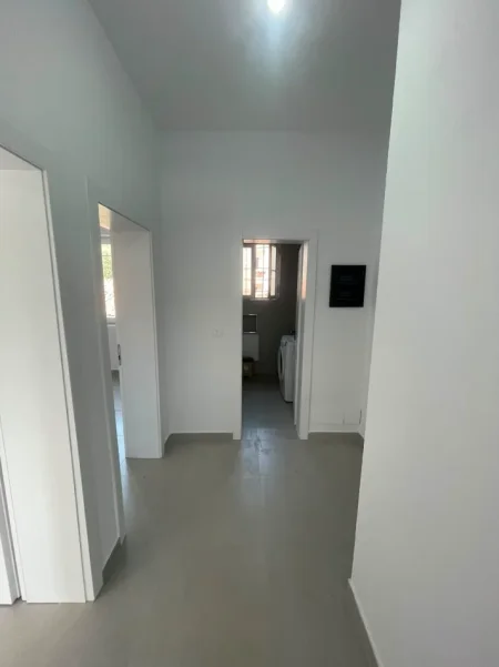 Tirane, jepet me qera ambjent biznesi Kati 1, 72 m² 1.000 € (rruga e durresit , prokuroria)