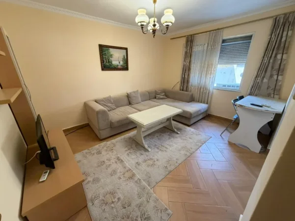 Tirane, jepet me qera apartament 1+1 Kati 4, 500 € (mine peza)