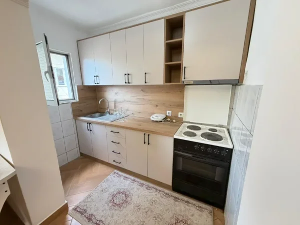 Tirane, jepet me qera apartament 1+1 Kati 4, 500 € (mine peza)
