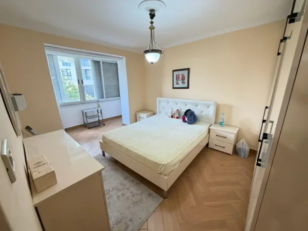 Tirane, jepet me qera apartament 1+1 Kati 4, 500 € (mine peza)