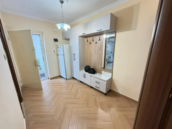 Tirane, jepet me qera apartament 1+1 Kati 4, 500 € (mine peza)