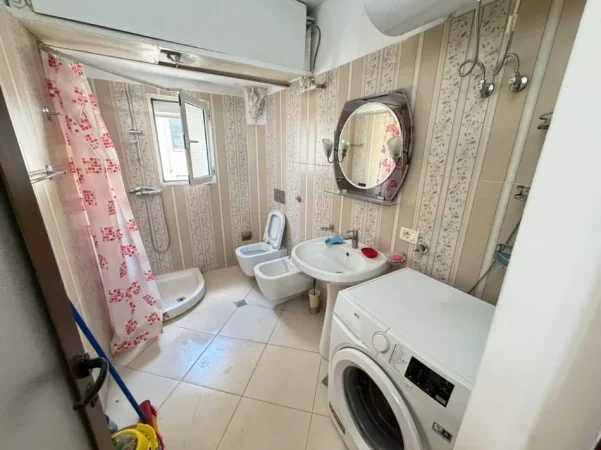 Tirane, jepet me qera apartament 1+1 Kati 4, 500 € (mine peza)