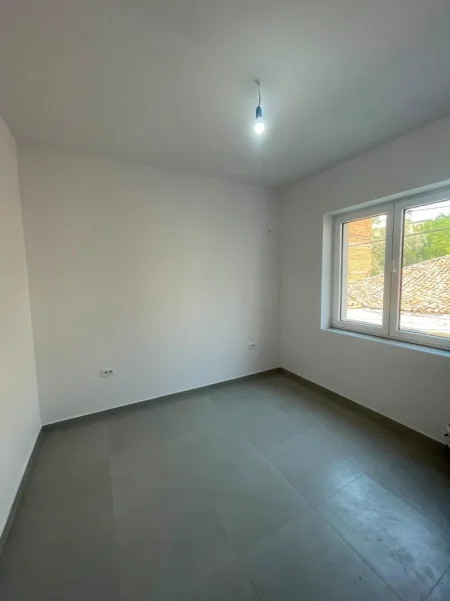 Tirane, jepet me qera zyre Kati 1, 72 m² 1.000 € (rruga e durresit , prokuroria)