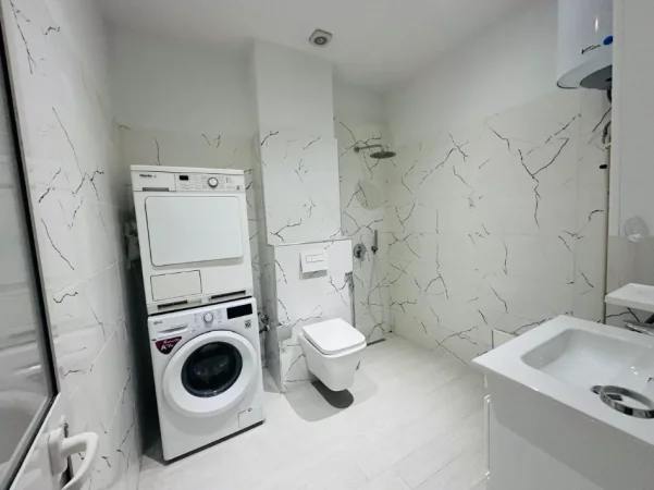 Tirane, jepet me qera garsonier Kati 1, 420 € (Rruga e Barrikadave)