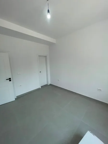 Tirane, jepet me qera dyqan Kati 1, 72 m² 1.000 € (zogu i zi)