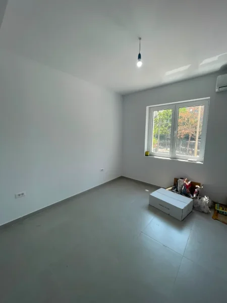Tirane, jepet me qera zyre Kati 1, 72 m² 1.000 € (zogu i zi)
