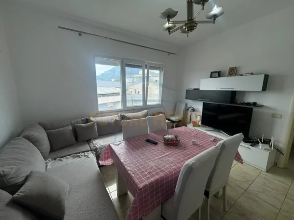 Tirane, jepet me qera apartament 1+1+Ballkon Kati 6, 54 m² 370 € (Fresku prane Fizikes Berthamore)