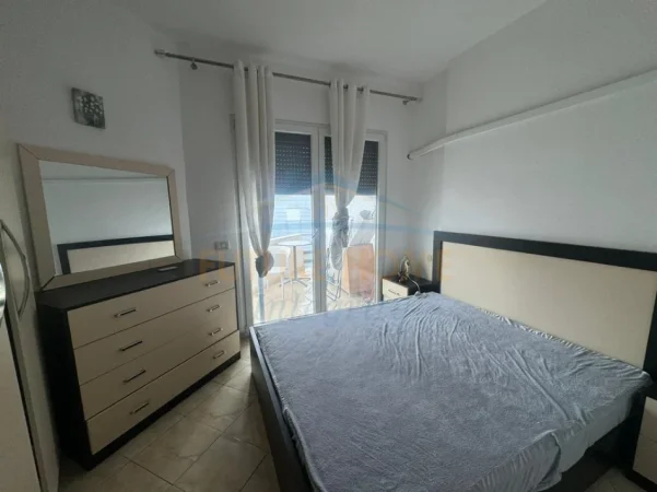 Tirane, jepet me qera apartament 1+1+Ballkon Kati 6, 54 m² 370 € (Fresku prane Fizikes Berthamore)
