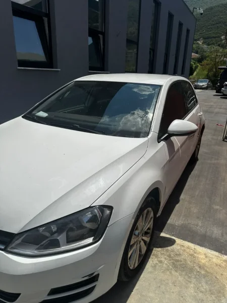 Shqiperi, makine Golf Nafte, e bardhë 130.000 km 8.000 €