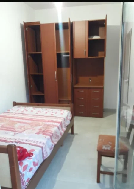 Tirane, jepet me qera apartament 1+1 Kati 1, 55 m² 270 € (Allias)