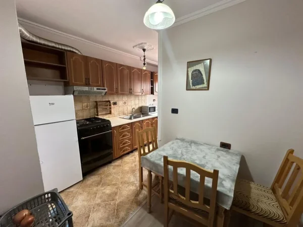 Tirane, jepet me qera apartament 1+1 Kati 5, 65 m² 600 € (Rruga Myslym Shyri)