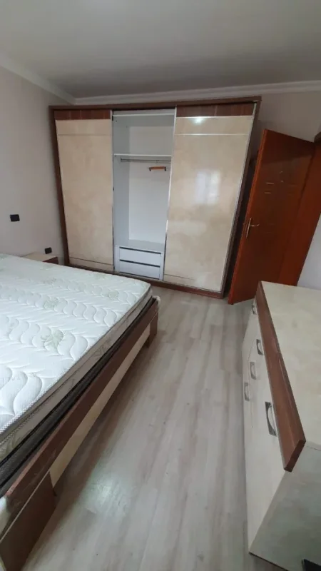 Tirane, jepet me qera apartament 1+1 Kati 5, 65 m² 600 € (Rruga Myslym Shyri)