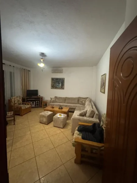 Tirane, jepet me qera apartament 2+1 Kati 1, 100 m² 500 € (Komuna e Parisit)