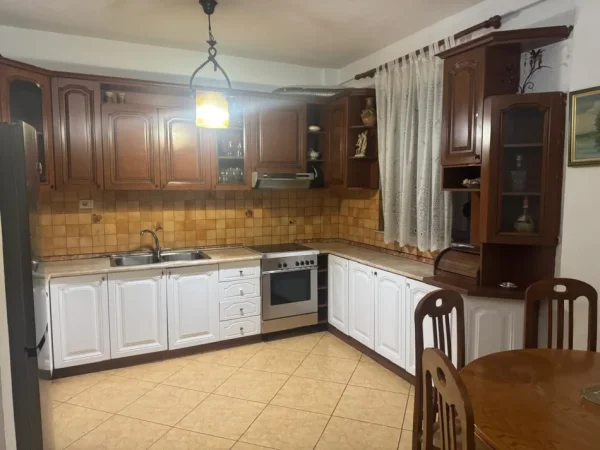 Tirane, jepet me qera apartament 2+1 Kati 1, 100 m² 500 € (Komuna e Parisit)