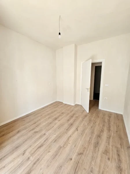 Tirane, shitet apartament 3+1+Ballkon Kati 4, 125 m² 375.000 € (Komuna e Parisit)