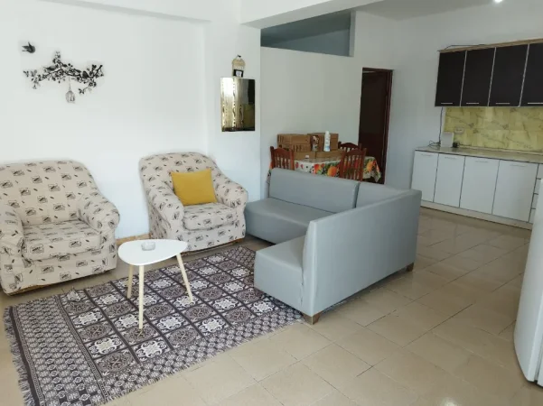 Tirane, jepet me qera shtepi 2+1+Ballkon Kati 1, 100 m² 350 € (rruga 5 maji)