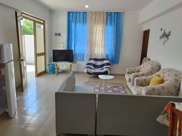 Tirane, jepet me qera shtepi 2+1+Ballkon Kati 1, 100 m² 350 € (rruga 5 maji)