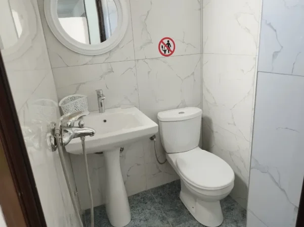 Tirane, jepet me qera shtepi 2+1+Ballkon Kati 1, 100 m² 350 € (rruga 5 maji)