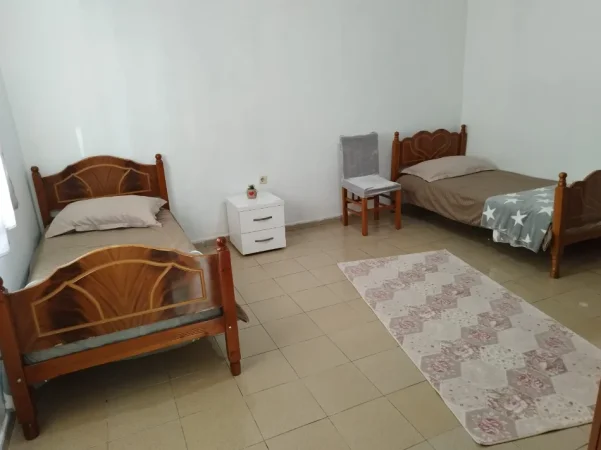 Tirane, jepet me qera shtepi 2+1+Ballkon Kati 1, 100 m² 350 € (rruga 5 maji)