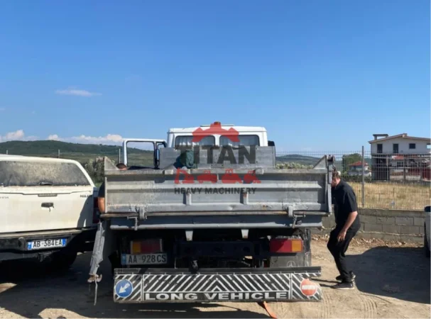 Tirane, shes Kamionçinë Mercedes-Benz 1317