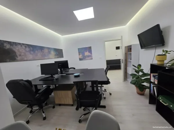 Tirane, jepet me qera zyre Kati 2, 70 m² 520 € (Rruga Petro Nini Luarasi)