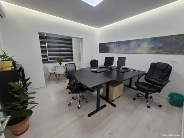 Tirane, jepet me qera zyre Kati 2, 70 m² 520 € (Rruga Petro Nini Luarasi)