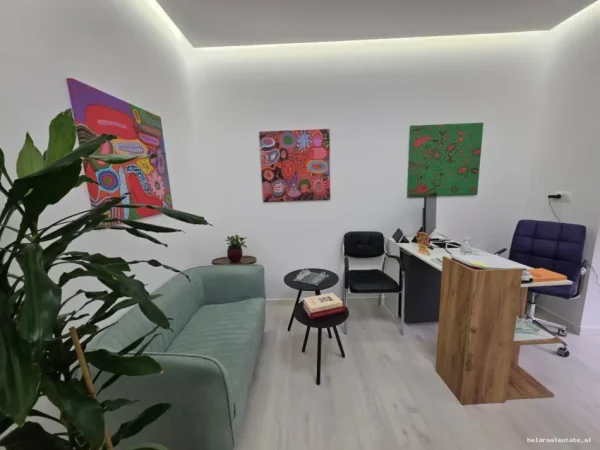 Tirane, jepet me qera zyre Kati 2, 70 m² 520 € (Rruga Petro Nini Luarasi)