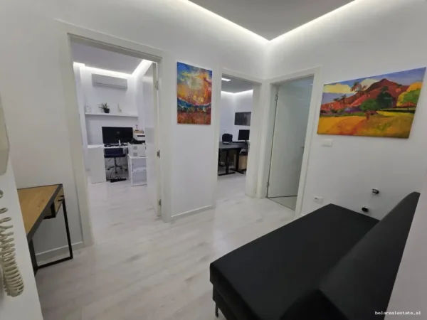 Tirane, jepet me qera zyre Kati 2, 70 m² 520 € (Rruga Petro Nini Luarasi)