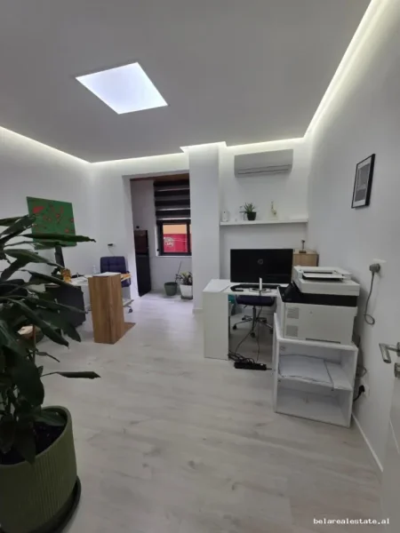Tirane, jepet me qera zyre Kati 2, 70 m² 520 € (Rruga Petro Nini Luarasi)