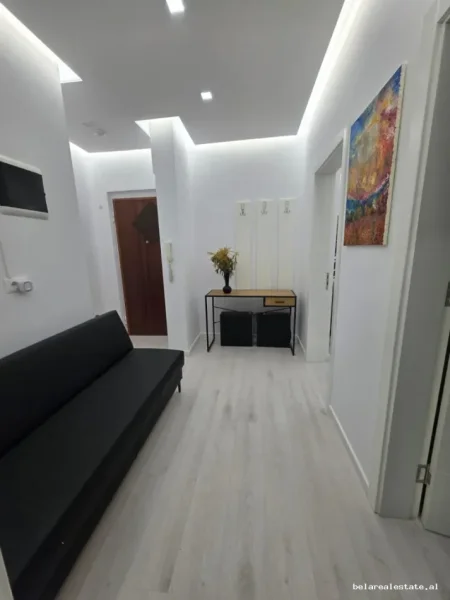 Tirane, jepet me qera zyre Kati 2, 70 m² 520 € (Rruga Petro Nini Luarasi)