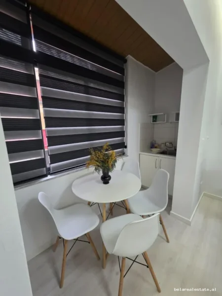 Tirane, jepet me qera zyre Kati 2, 70 m² 520 € (Rruga Petro Nini Luarasi)