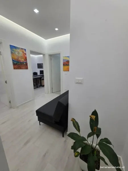 Tirane, jepet me qera zyre Kati 2, 70 m² 520 € (Rruga Petro Nini Luarasi)