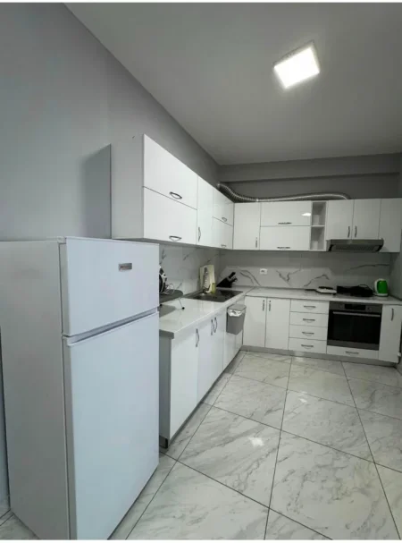 Tirane, jepet me qera apartament 1+1 Kati 7, 60 m² 680 € (komuna e parisit)