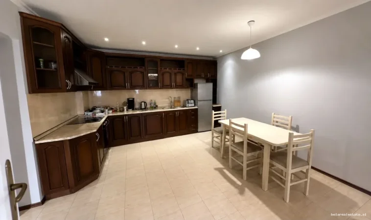 Tirane, jepet me qera apartament 2+1 Kati 9, 100 m² 900 € (blloku)