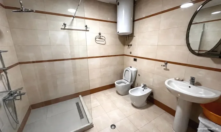 Tirane, jepet me qera apartament 2+1 Kati 9, 100 m² 900 € (blloku)