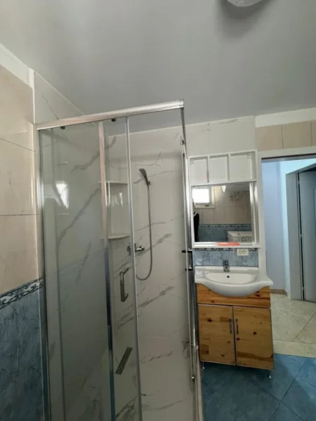 Tirane, jepet me qera apartament 1+1 Kati 400, 70 m² 400 € (Rruga Xhanfize Keko)
