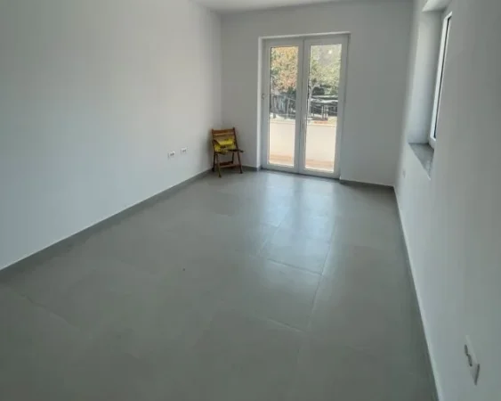 Tirane, jepet me qera zyre Kati 1, 72 m² 1.000 € (rruga mine peza)