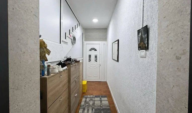 Tirane, shitet apartament 3+1 Kati 4, 
