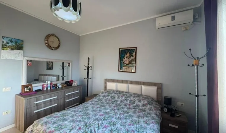 Tirane, shitet apartament 3+1 Kati 4, 