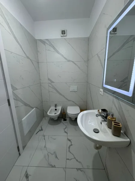 Tirane, jepet me qera apartament 2+1+Ballkon Kati 1, 
