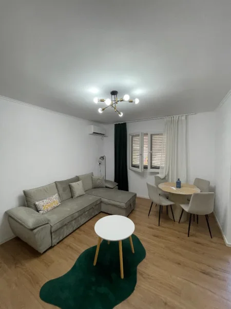 Tirane, jap me qera apartament 1+1+Ballkon Kati 2, 60 m² 570 € (21 Dhjetori, prane shkolles Naim Frasheri)