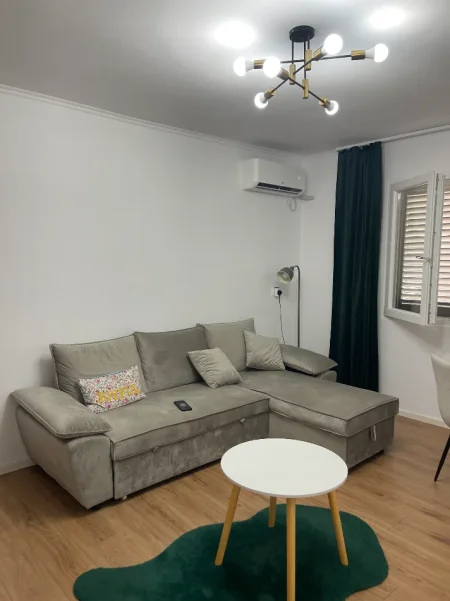 Tirane, jap me qera apartament 1+1+Ballkon Kati 2, 60 m² 570 € (21 Dhjetori, prane shkolles Naim Frasheri)