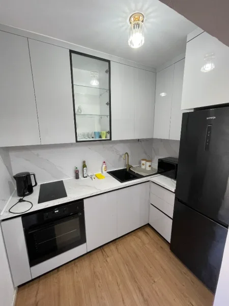 Tirane, jap me qera apartament 1+1+Ballkon Kati 2, 60 m² 570 € (21 Dhjetori, prane shkolles Naim Frasheri)