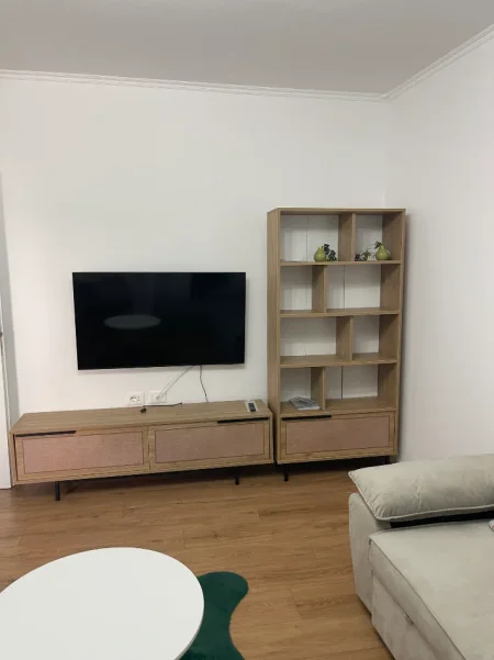 Tirane, jap me qera apartament 1+1+Ballkon Kati 2, 60 m² 570 € (21 Dhjetori, prane shkolles Naim Frasheri)