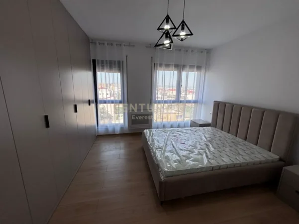 Tirane, jepet me qera apartament 1+1 Kati 4, 79 m² 600 € (bulevardi i ri)